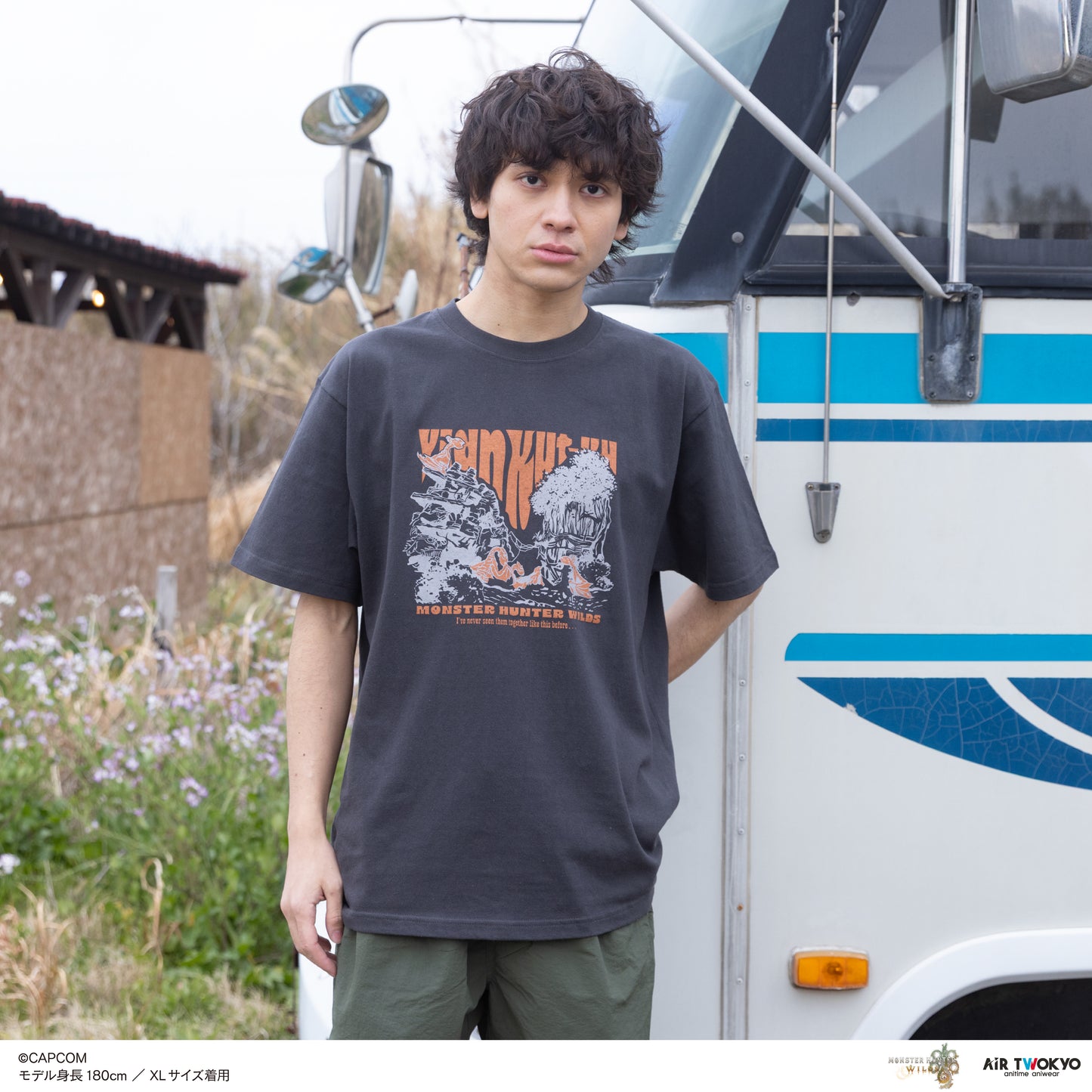 『モンスターハンターワイルズ』シーンイラストTシャツ 2（イャンクック）